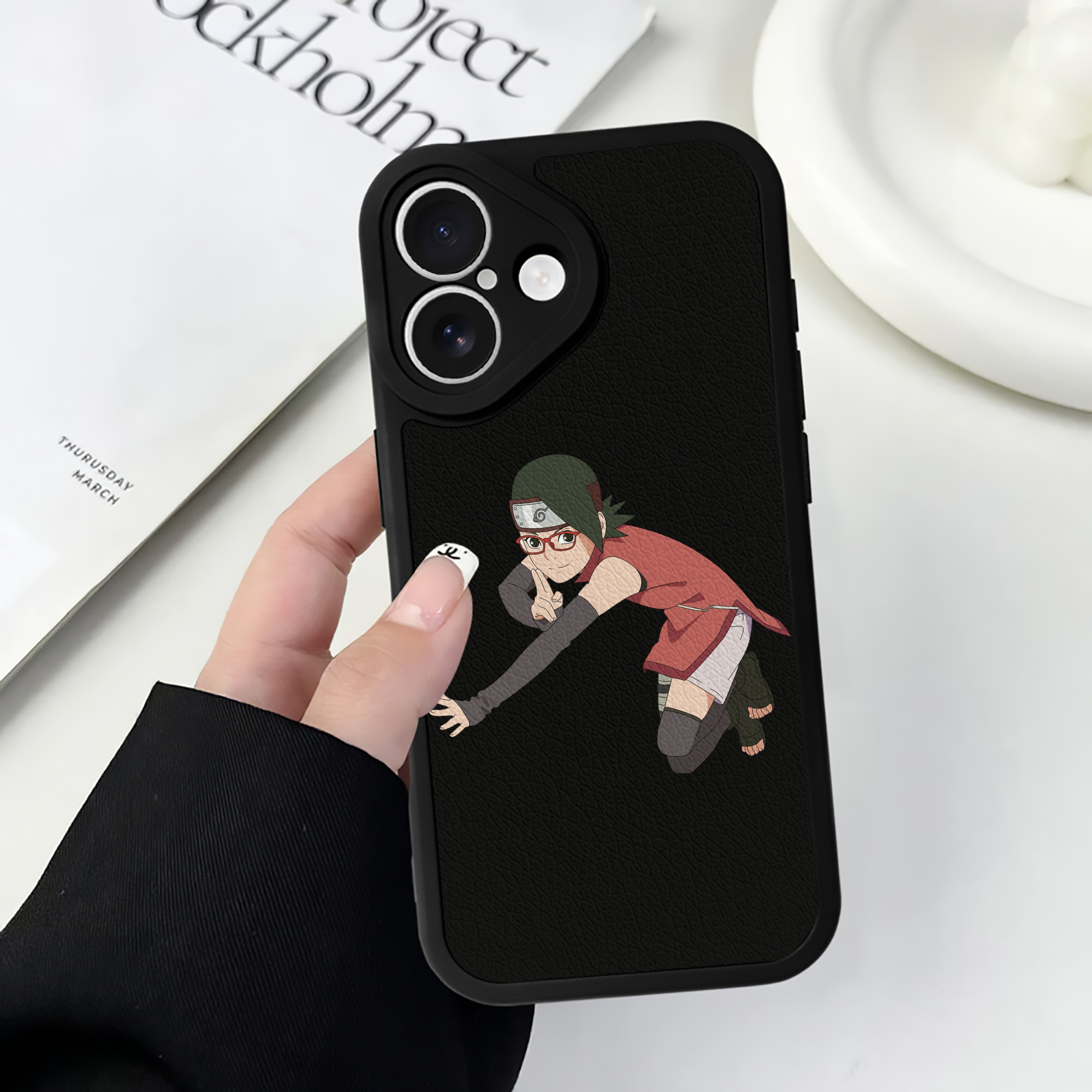 （画像用） NARUTO -ナルト- うちは サラダ Uchiha Sarada 【iPhone 16シリーズ対応】シリコンスマホケース（レザー調） 材質：シリコン